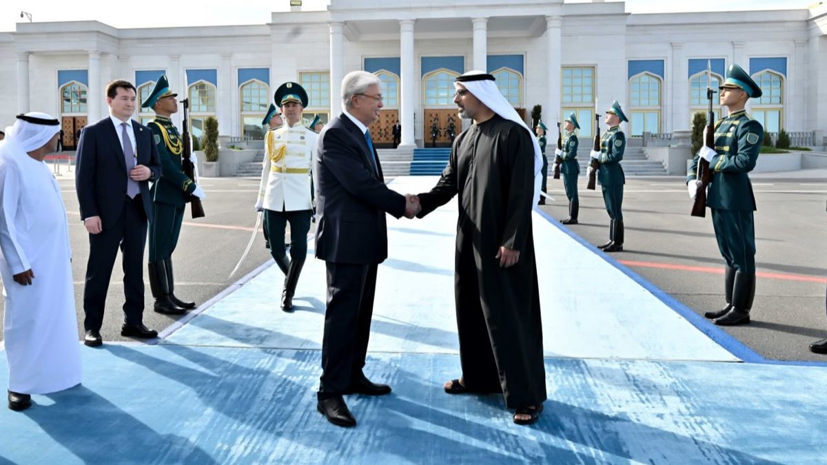 Касым-Жомарт Токаев провожает Халеда бен Мухаммеда бен Заида Аль Нахаян в аэропорту