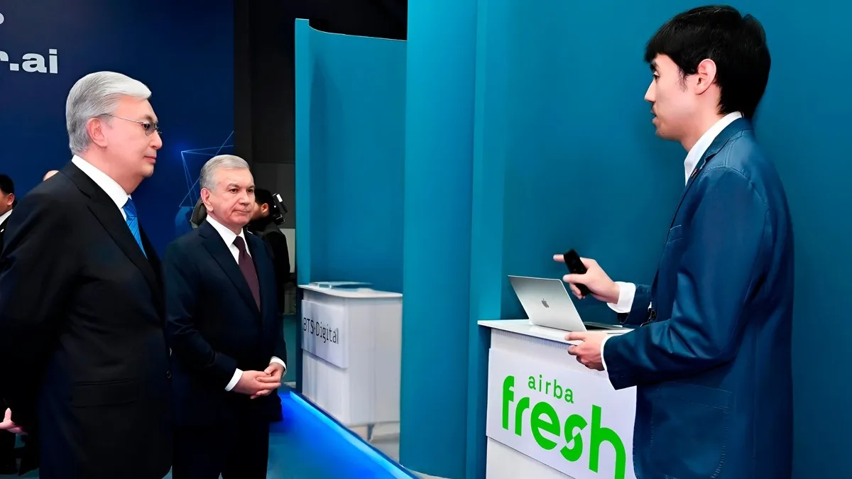 Касым-Жомарт Токаев и Шавкат Мирзиёев у стенда Airba Fresh Касым-Жомарт Токаев и Шавкат Мирзиёев у стенда Airba Fresh