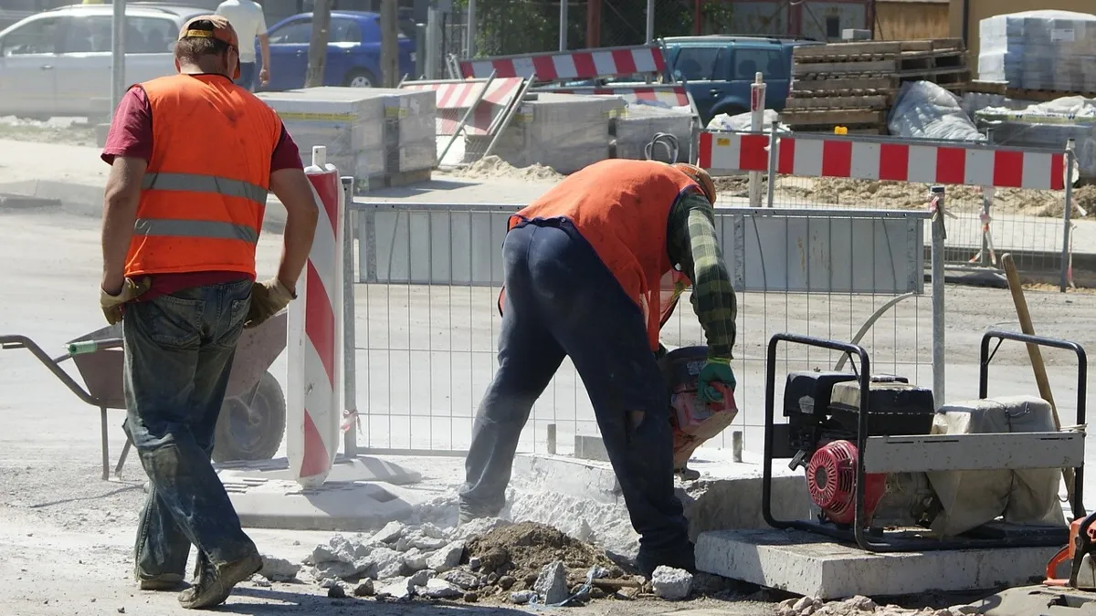 Рабочие, дорожные работы, стройка, работники со спины, лето