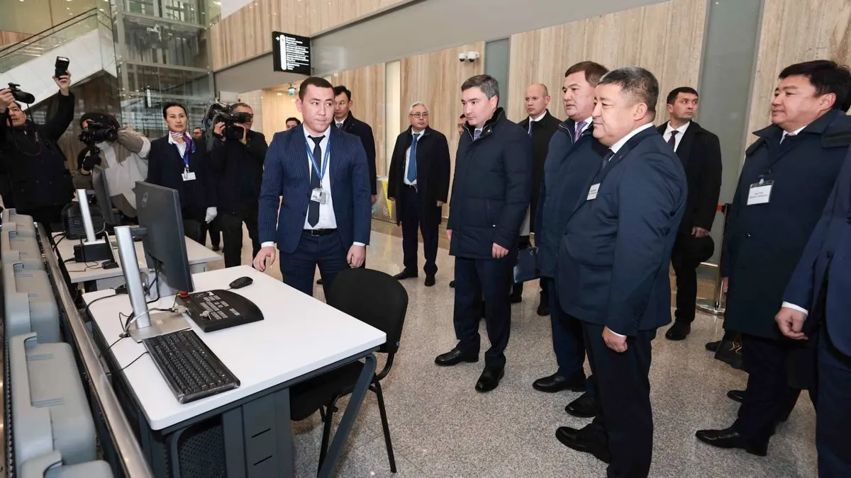 Премьер-министр РК Олжас Бектенов (в центре) на открытии нового терминала аэропорта Коркыт Ата в Кызылорде Премьер-министр РК Олжас Бектенов (в центре) на открытии нового терминала аэропорта Коркыт Ата в Кызылорде