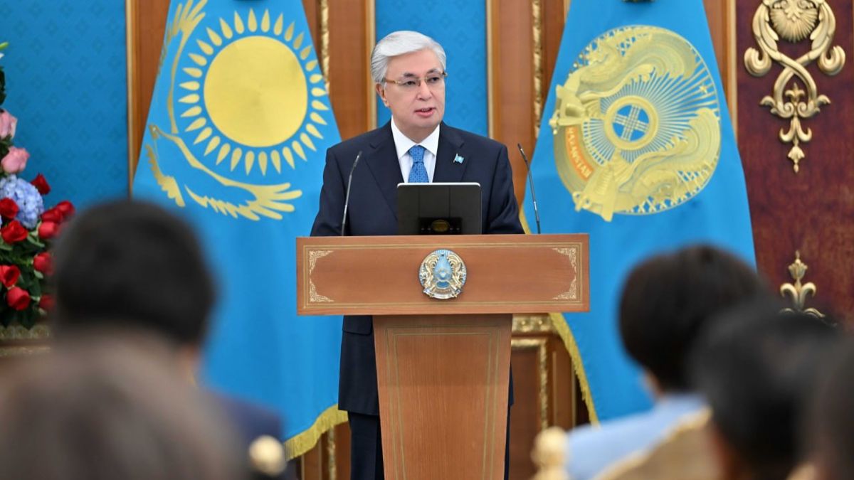 Касым-Жомарт Токаев на награждении работников культуры и искусства Касым-Жомарт Токаев на награждении работников культуры и искусства, за трибуной, май 2025