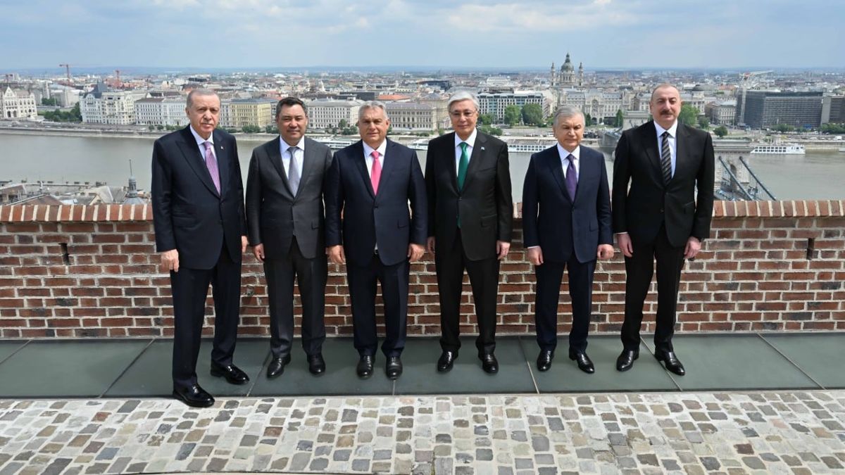 Реджеп Тайип Эрдоган, Садыр Жапаров, Виктор Орбан, Касым-Жомарт Токаев, Шавкат Мирзиёев, Ильхам Алиев Реджеп Тайип Эрдоган, Садыр Жапаров, Виктор Орбан, Касым-Жомарт Токаев, Шавкат Мирзиёев, Ильхам Алиев на саммите ОТГ в Будапеште