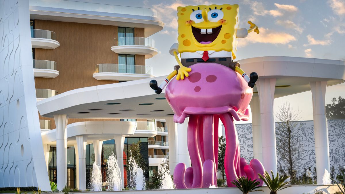 Большие фигуры Губки Боба на осьминоге , вход в The Land of Legends Nickelodeon Hotels & Resorts Antalya