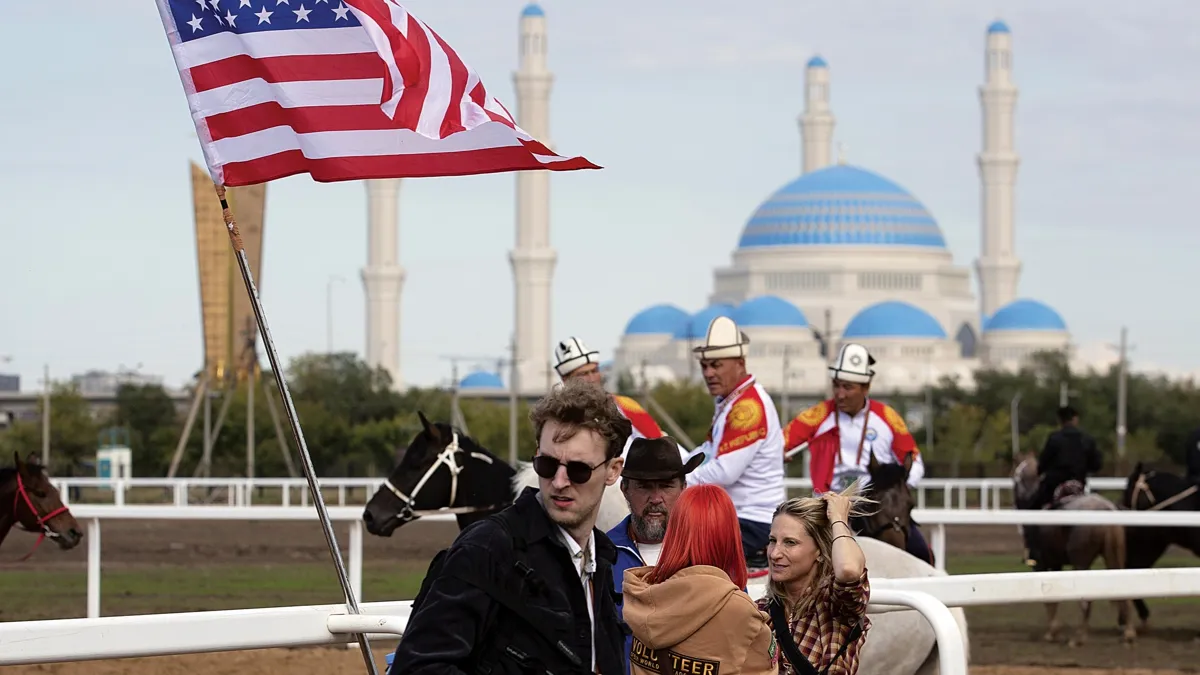 Флаг США в Казахстане, США и РК, США и мечеть