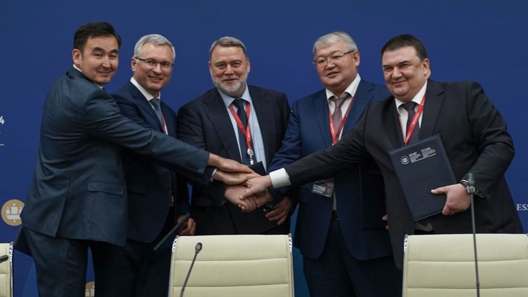 Слева направо: президент Кыргызской фондовой биржи Медетбек Назаралиев, председатель правления Белорусской универсальной товарной биржи Александр Осмоловский, президент СПбМТСБ Игорь Артемьев, председатель правления товарной биржи «Евразийская торговая система» (Казахстан) Курмет Оразаев, заместитель председателя по организации торгов и международному сотрудничеству Узбекской республиканской товарно-сырьевой биржи Набихон Саматов
