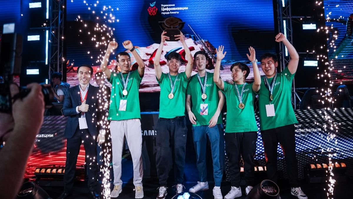 Команда победители Almaty Cyber Games 2025, пять парней в зеленых футболках