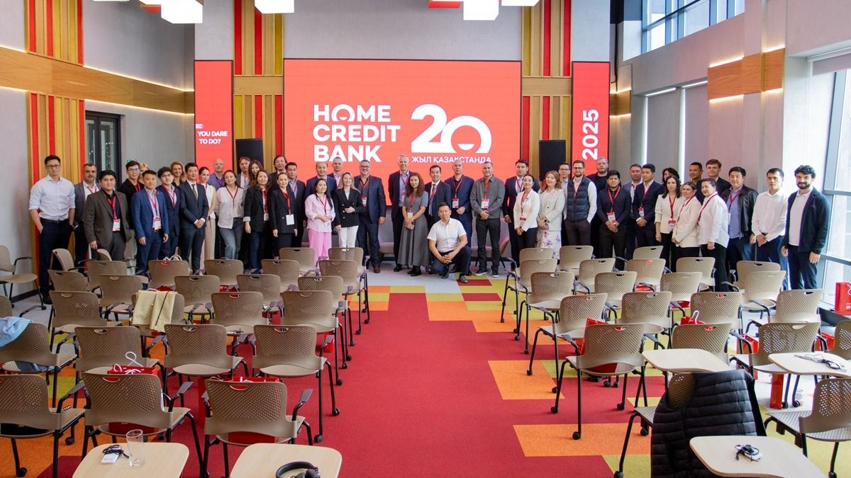 Команда Home Credit Bank на фоне логотипа