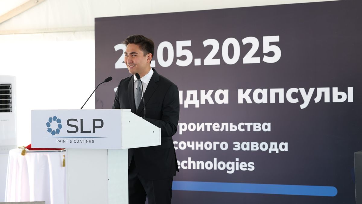 Руководитель  компании Sleipnir Technologies Тореали Курманов за трибуной на фоне логотипа