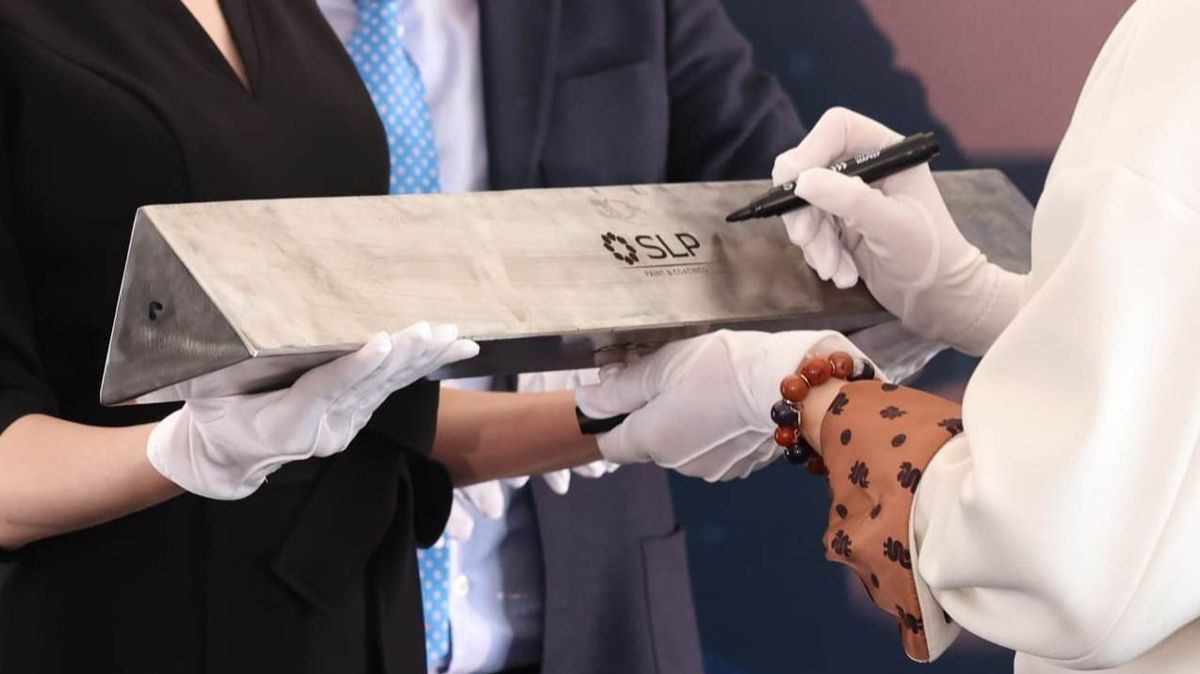 Церемония закладки капсулы завода по производству ЛКП Sleipnir Technologies, женская рука пишет на бетонной пирамиде