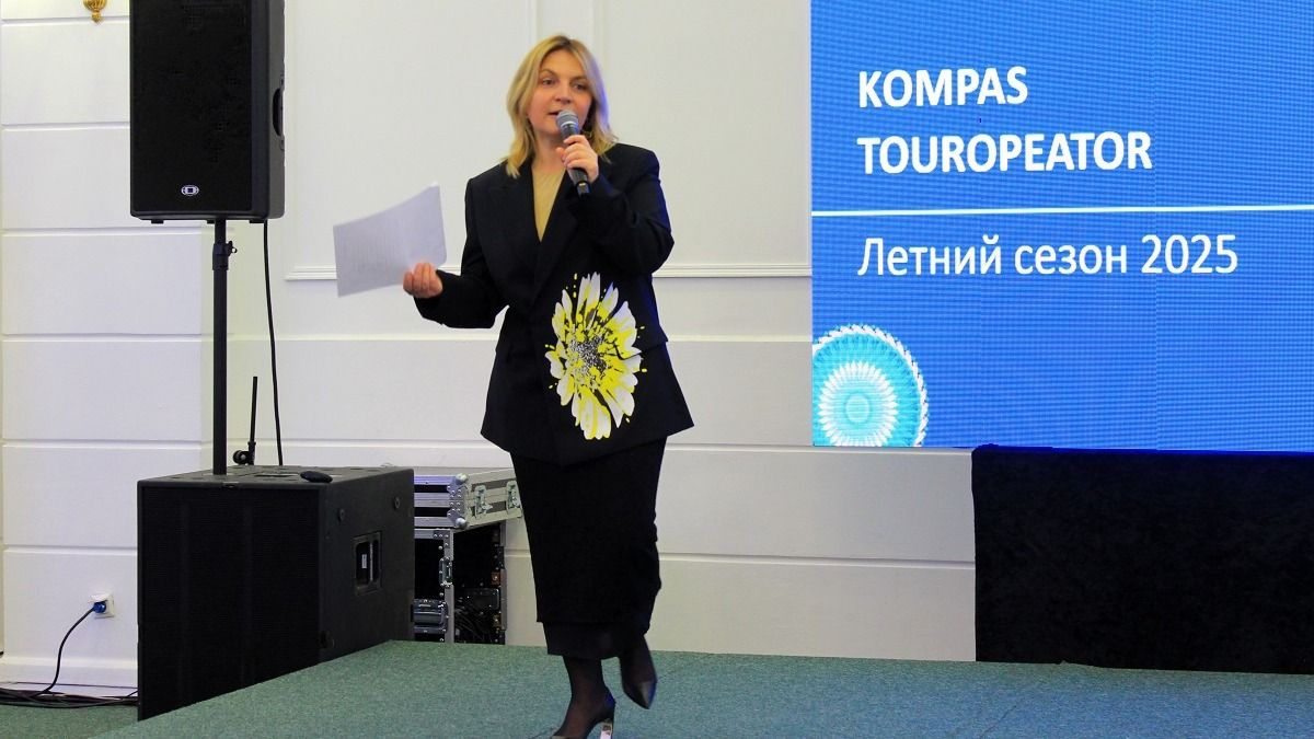 Анна Загоруйко с микрофоном, апрель 2025