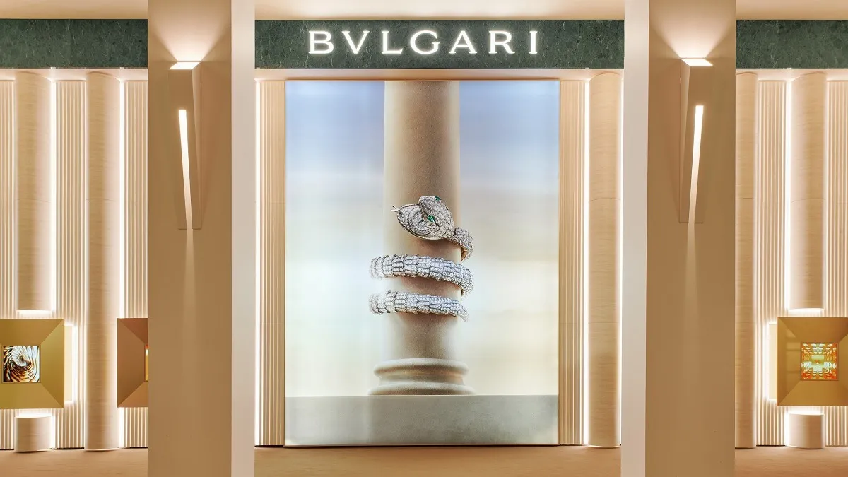Стенд Bvlgari в виде римского храма на часовой выставке Watches & Wonders 2025 в Женеве