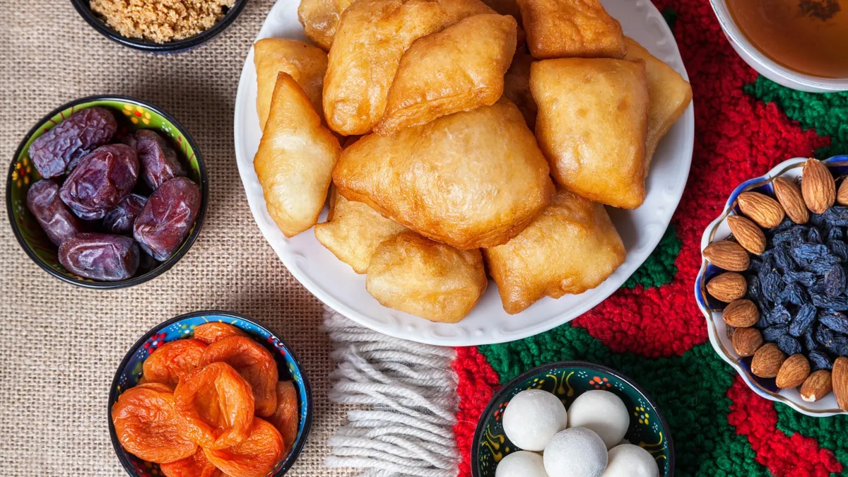 Стол с баурсаками и сухофруктами