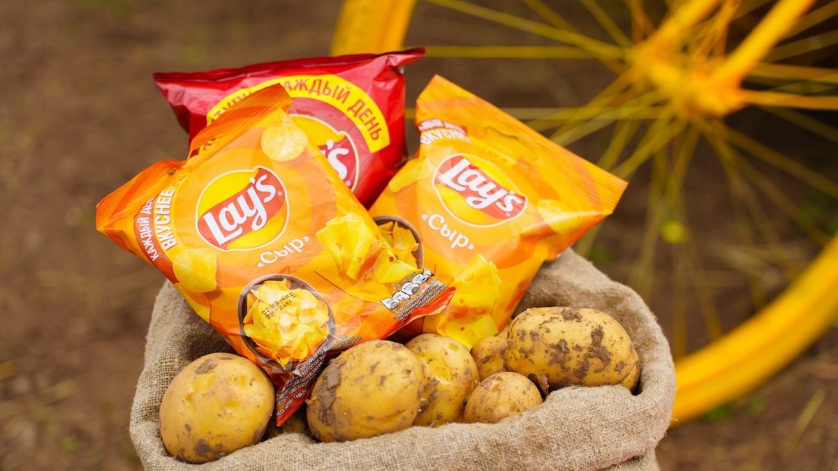 Чипсы Lays и картофель