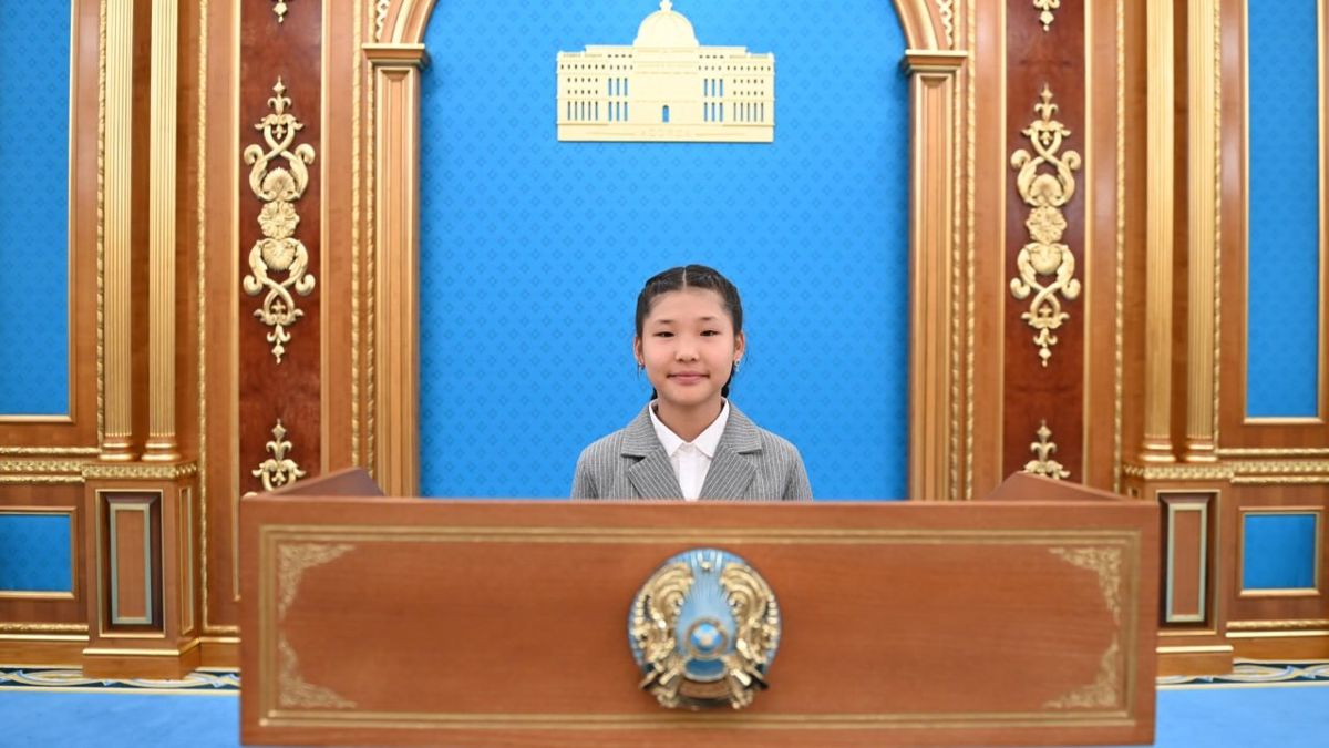 За главной трибуной Девочка на экскурсии в Акорде на День защиты детей