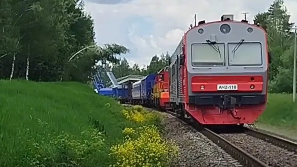 Поезд, потерпевший крушение в Брянской области России