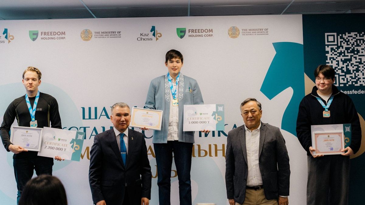 Призеры чемпионата Казахстана – 2025 по классическим шахматам среди мужчин (слева направо): Денис Махнёв, Казыбек Ногербек и Алдияр Ансат. Фото: KazChess
