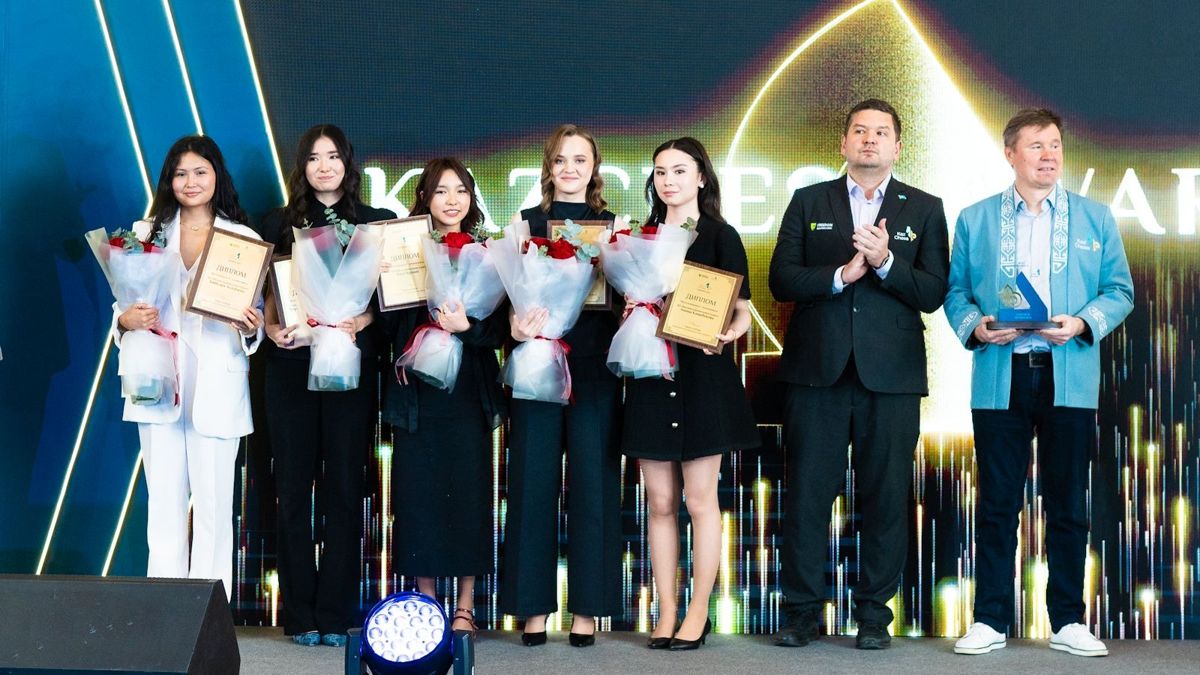 Бибисара Асаубаева (крайняя слева) вместе с командой во время церемонии награждения лауреатов премии «KazChess Awards 2025». Фото: Руслан Мазунин (KazChess)