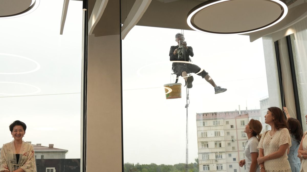 Внеплановая уборка во время торжественного мероприятия Промышленные альпинисты моют окна