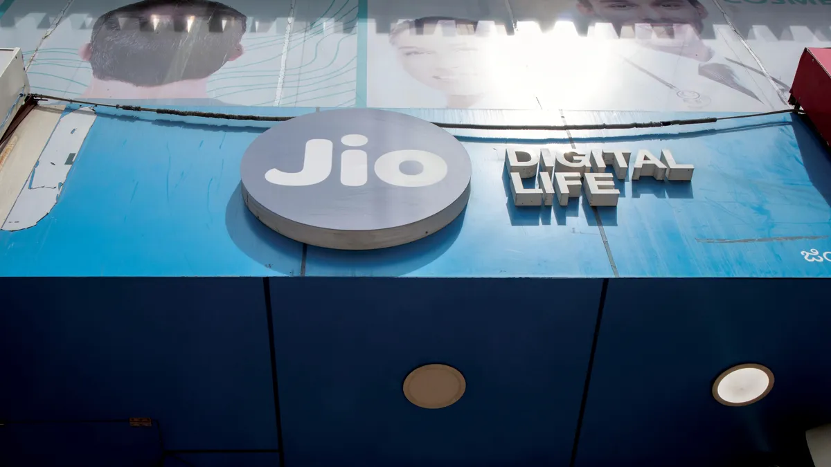Менее чем за год с момента запуска Jio Индия взлетела с 155-го на первое место по потреблению мобильных данных в мире Логотип на здании индийском телеком-компании Jio
