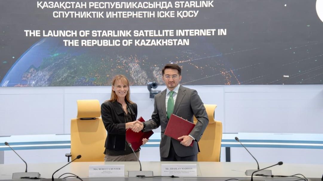 Представитель компании SpaceX Ребекка Хантер и министр цифрового развития Жаслан Мадиев Представитель компании SpaceX Ребекка Хантер и министр цифрового развития Жаслан Мадиев, июнь 2025