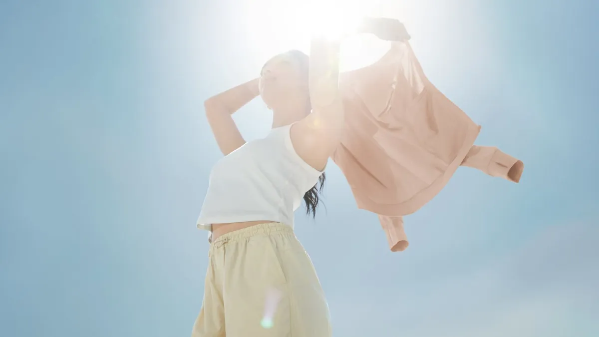 Летние модели бренда Uniqlo, пять молодых людей в шортах и рубашках