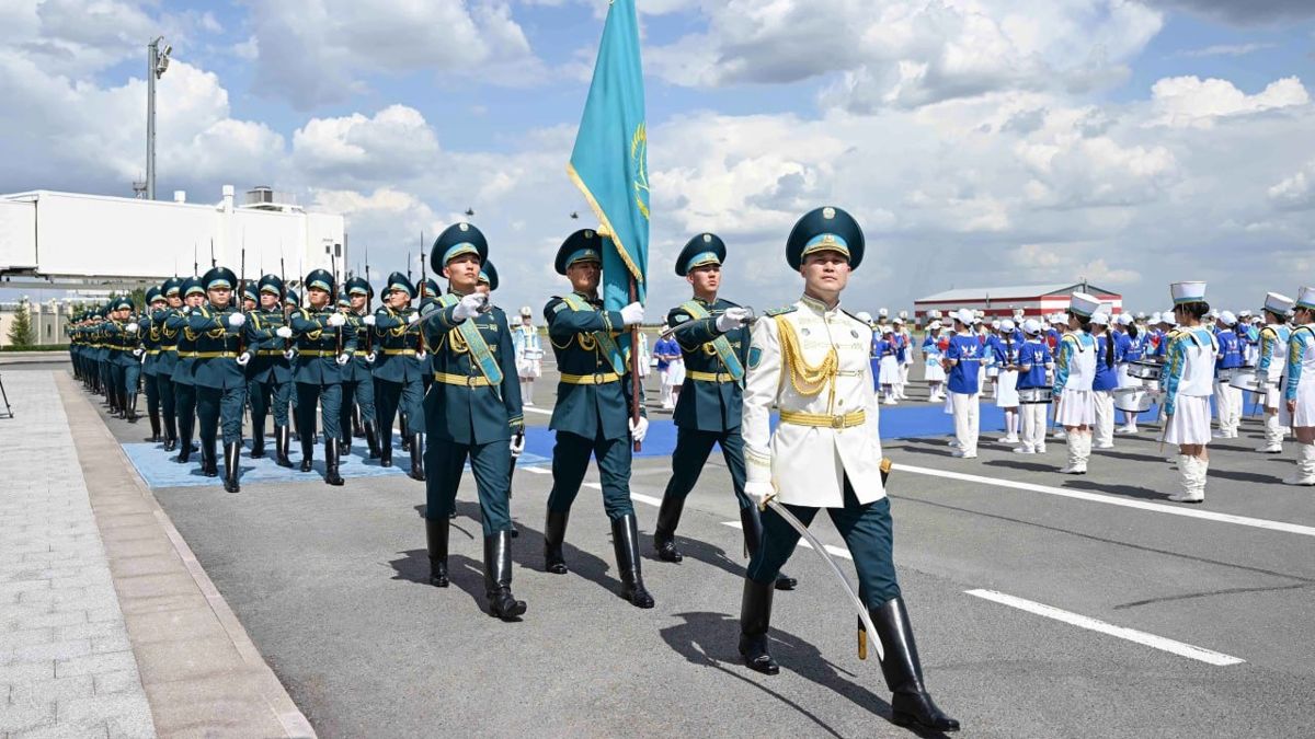 Почётный караул в аэропорту Астаны