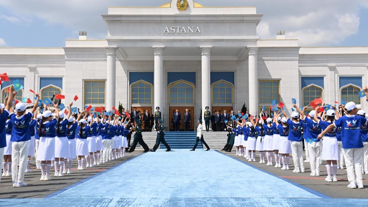 Встреча Си Цзиньпина в аэропорту Астаны