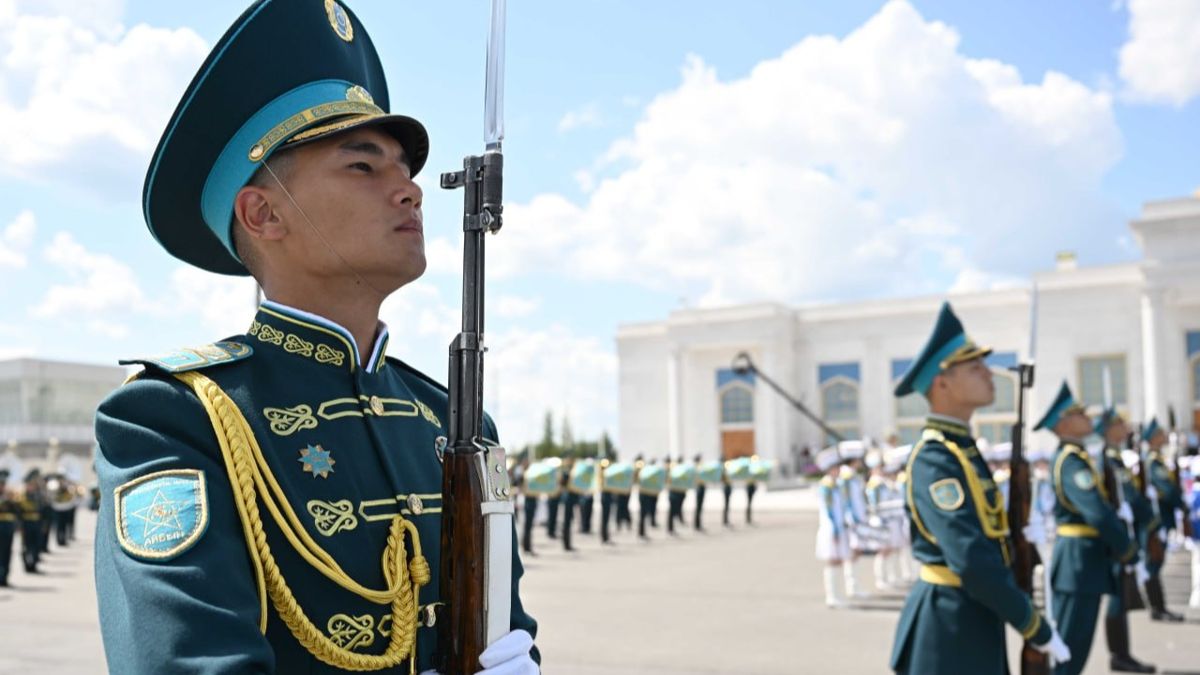 Почётный караул в аэропорту Астаны Почётный караул в аэропорту Астаны