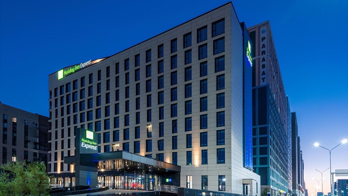 Holiday Inn Express Astana Holiday Inn Express Astana, ночью, здание