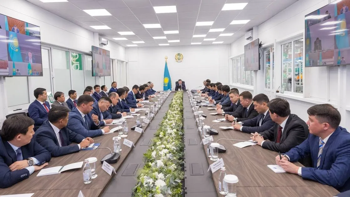На совещании с премьер-министром Олжасом Бектеновым, Караганда, 2025