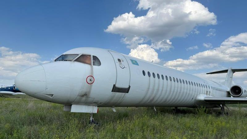 Самолеты Fokker 100 авиакомпании Bek Air, выставленные на продажу в июне 2025-го