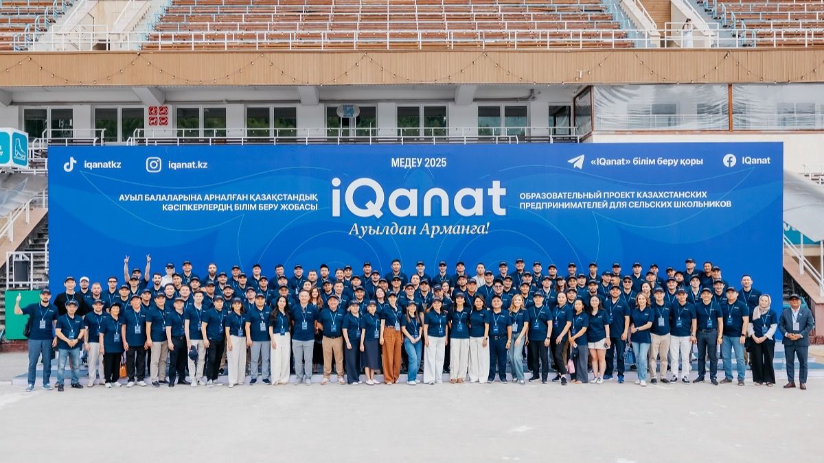 Финалисты олимпиады IQanat Финалисты олимпиады IQanat, групповое фото на фоне логотипа