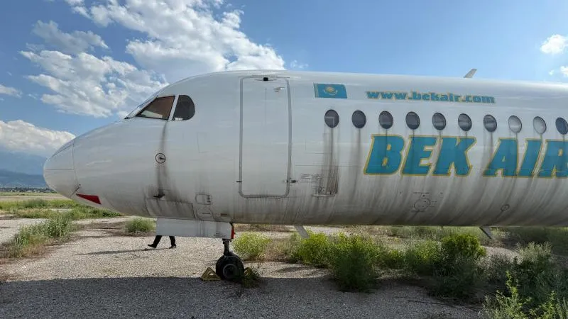 Самолет Bek Air Fokker 100