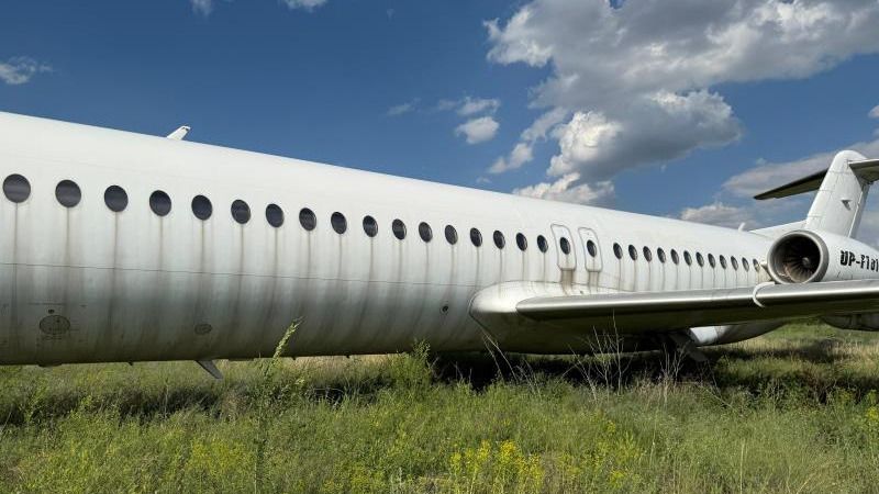 Самолеты Fokker 100 авиакомпании Bek Air, выставленные на продажу в июне 2025-го