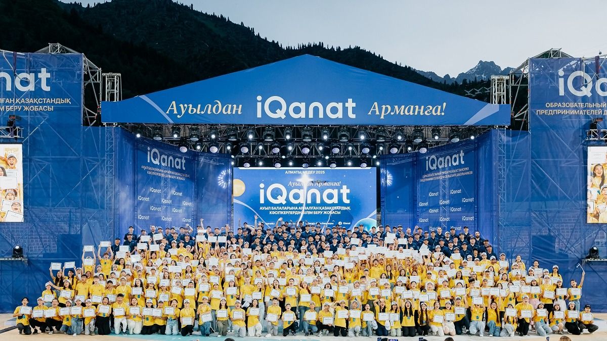 Победители олимпиады IQanat Победители олимпиады IQanat, групповое фото на фоне логотипа Победители олимпиады IQanat