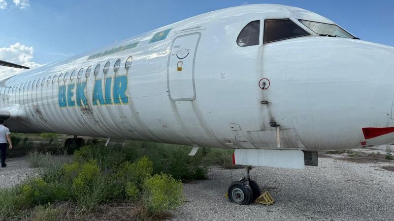 Самолеты Fokker 100 авиакомпании Bek Air, выставленные на продажу в июне 2025-го