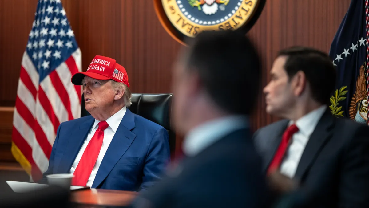 Дональд Трамп в оперативном штабе, 21 июня 2025 года Дональд Трамп