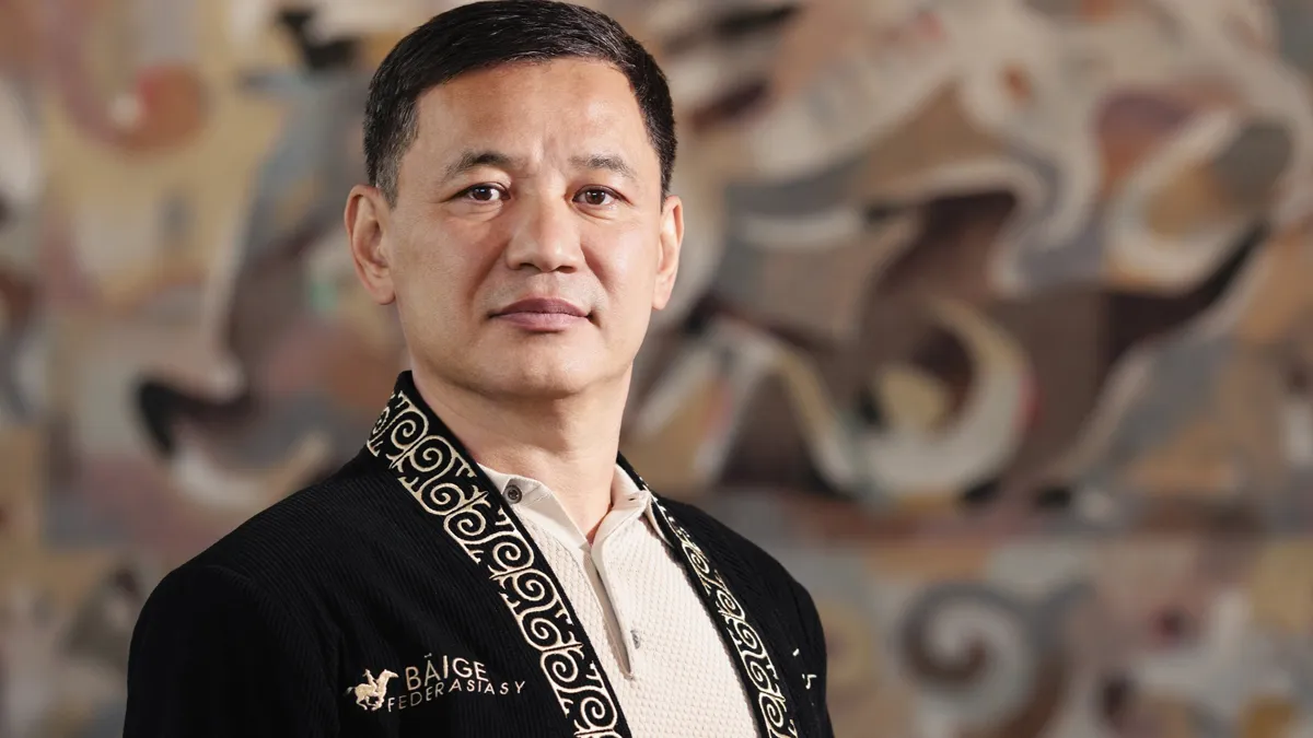 Оның сорып жатқаны және трахаеттенгені туралы бейне