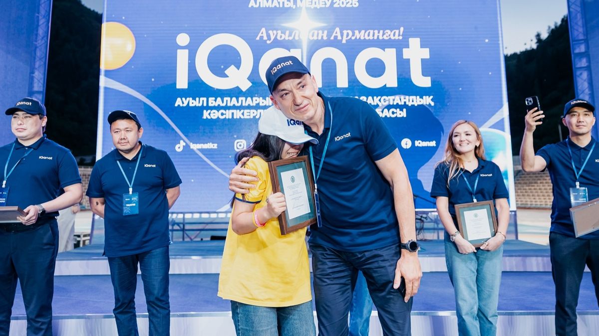 Радость финалистов на церемонии награждения Радость финалистов на церемонии награждения