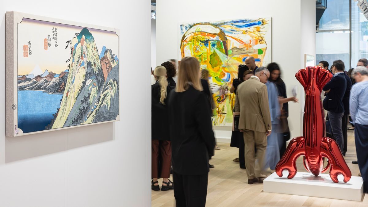 Cтенд галереи Gagosian, люди на выставке