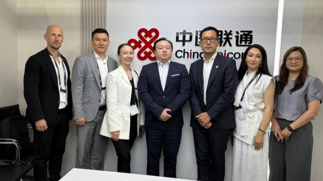 Люди в офисе China Unicom Global