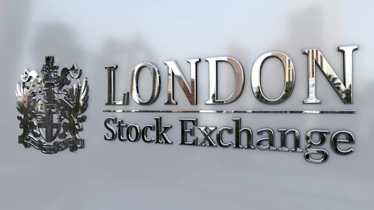 Еврооблигации пройдут листинг на Лондонской фондовой бирже Эмблема Metal London Stock Exchange Group на фасаде здания