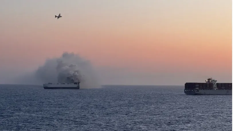 горящее судно, горящий корабль, происшествие на море