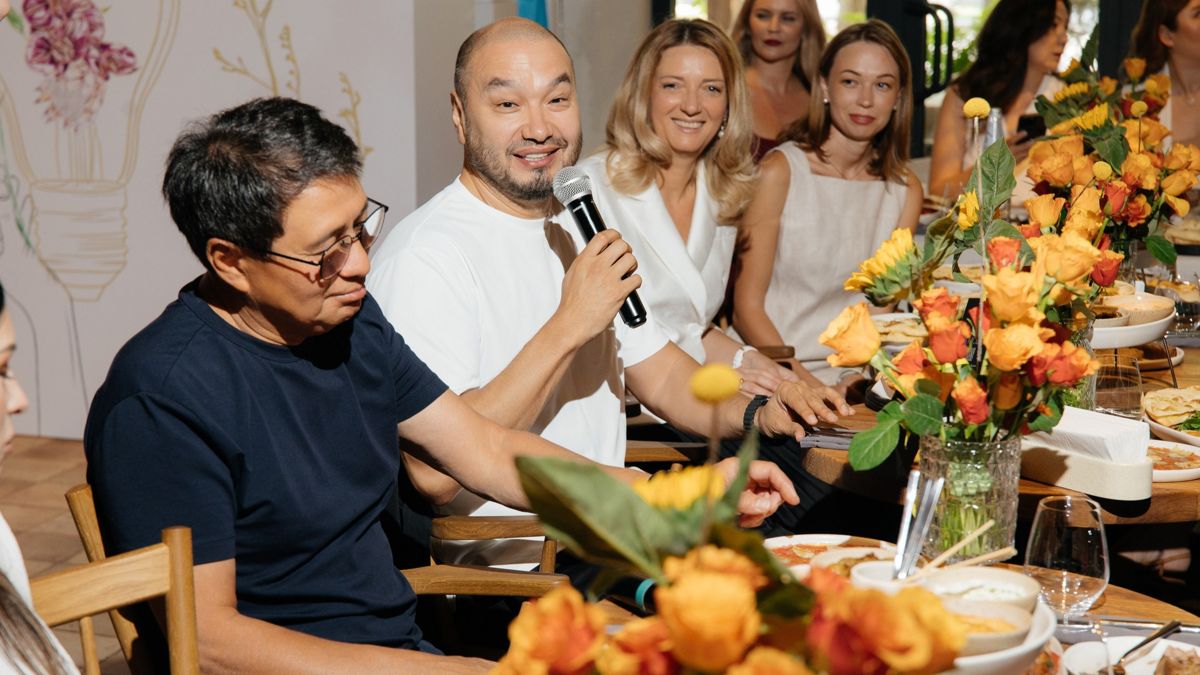 Еркин Татишев (второй слева) Еркин Татишев (второй слева), с микрофоном, на Forbes Woman Brunch