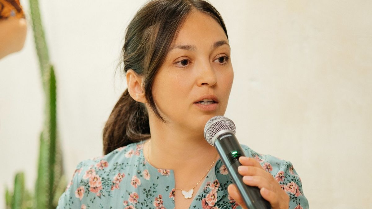 Асель Татишева Асель Татишева с микрофоном, портрет, Forbes Woman Brunch