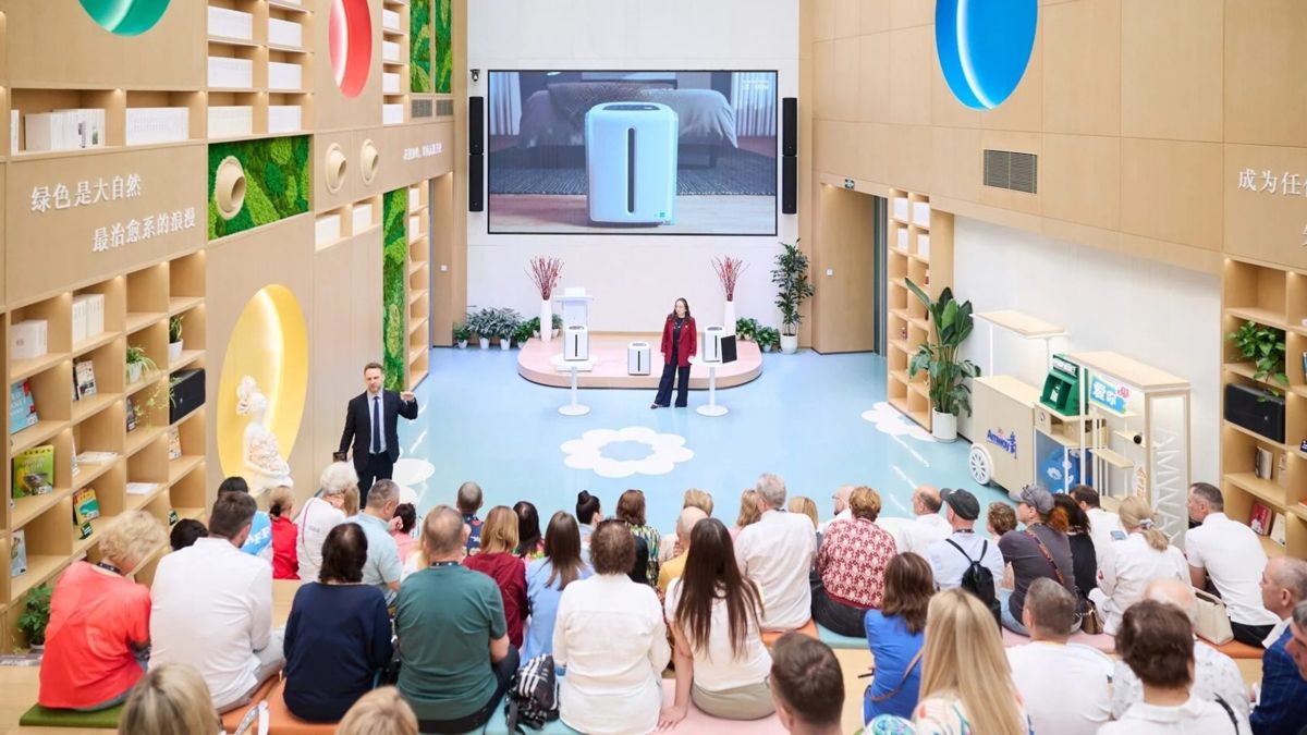 Amway Experience Center в Шанхае, зал-амфитеатр со зрителями, вид сверху 