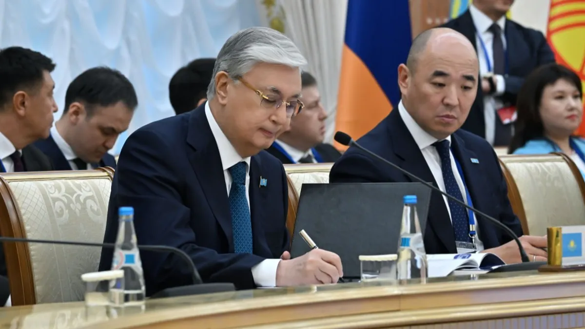 Касым-Жомарт Токаев и Канат Шарлапаев Касым-Жомарт Токаев и Канат Шарлапаев в Минске, на саммите ЕАЭС