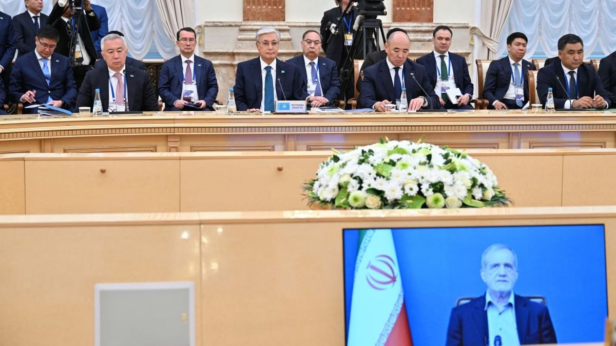 На расширенном заседании ВЕЭС На расширенном заседании ВЕЭС, лицо Пезешкиана на экране
