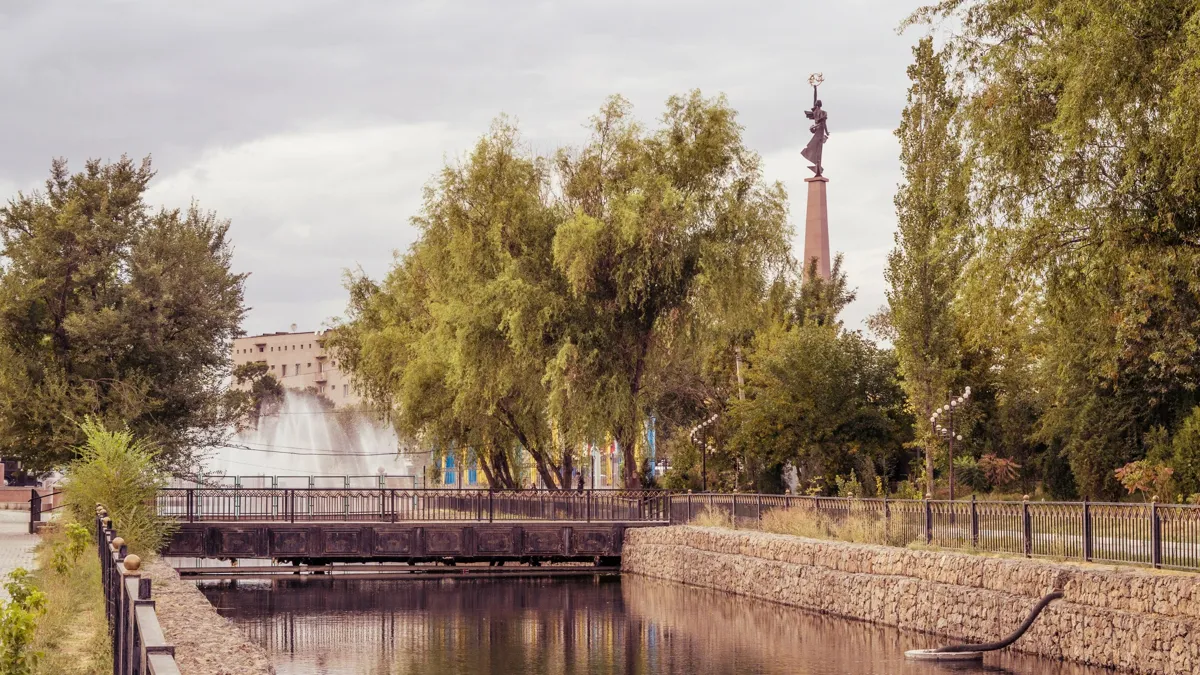 Вид на набережную реки Кошкар-Ата в центре Шымкента, лето