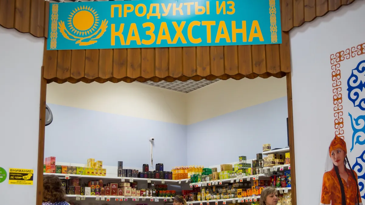 Казахстан сможет продавать в Эмираты масло, мёд и шоколад Продуктовый магазин из Казахстана, Центральный рынок Воронеж, Россия - 14 августа 2019 года